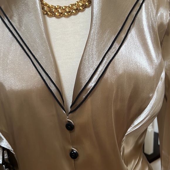 Very elegant top. Size 14 - Picture 3 of 15